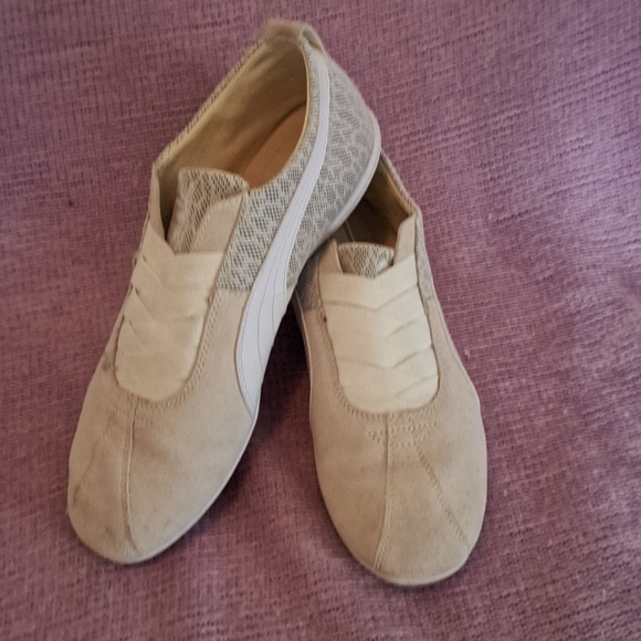 Women's Puma Sneakers - Picture 1 of 6